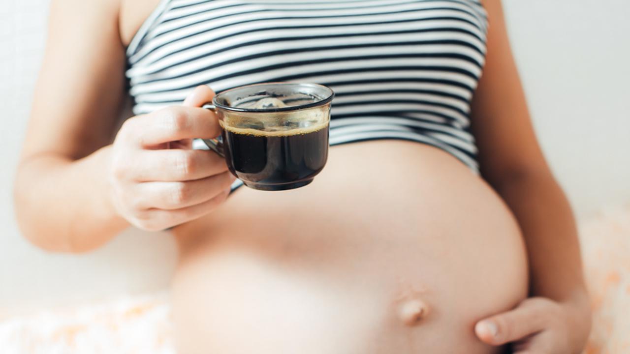 Кофеин беременным. Кофе и беременность. Можно ли беременным кофе. Можно ли пить кофе беременным на ранних. Полезно ли кофе во время беременности.