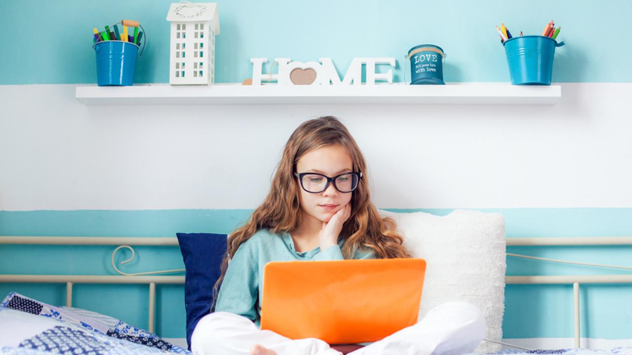 Girls home alone. Her room. девушка в своей комнате. комната для девушки. молодые девушки в квартире.