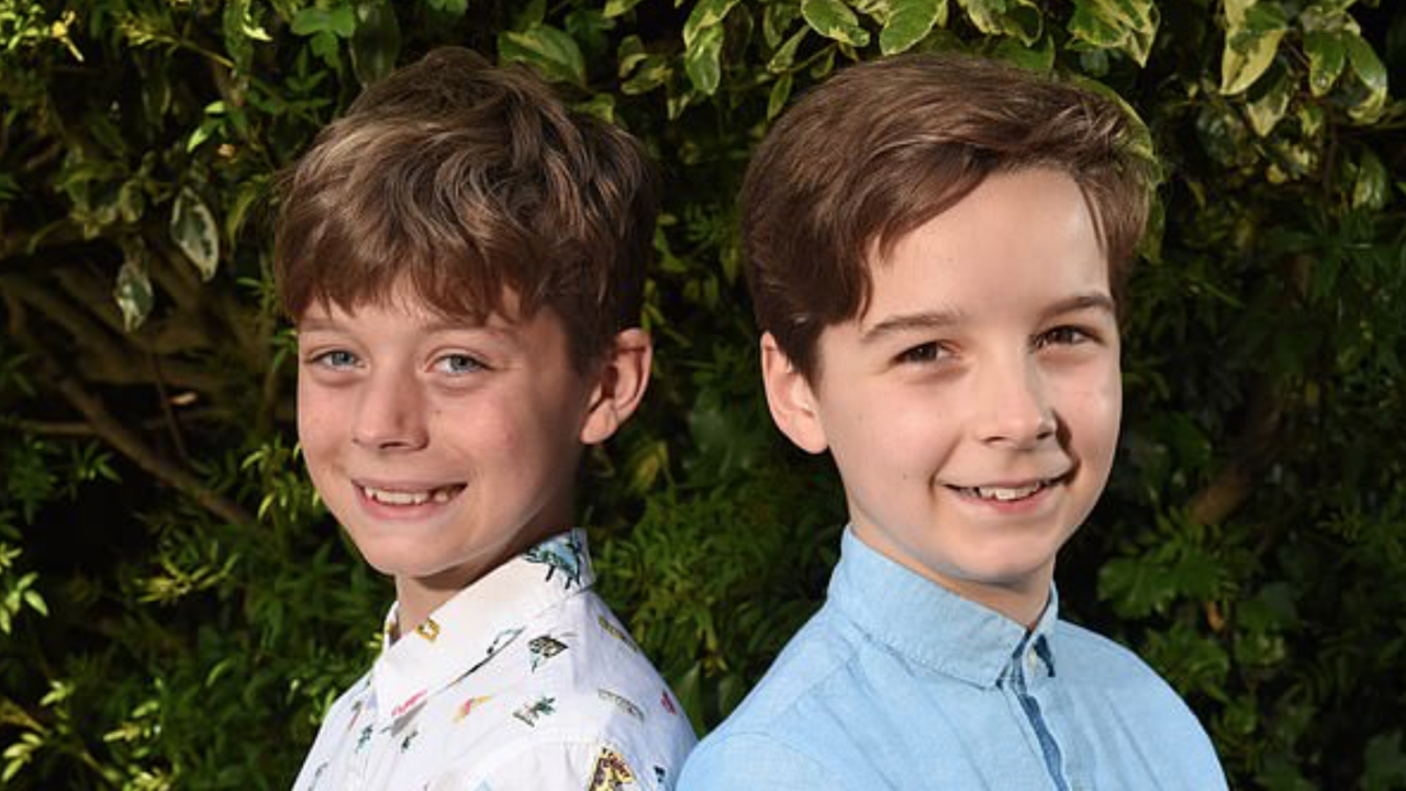 Младший брат а4. Фотосессия брат с сестрой. Дети смешанные с родным братом. Ребенок мальчик. 4 родные братья.