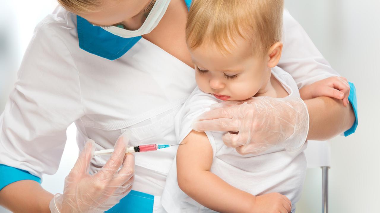 Поставить прививку ребенку екатеринбург. Краснуха вакцина. Корь краснуха паротит вакцина. Вакцинация детей против кори краснухи. Вакцинопрофилактика против кори.
