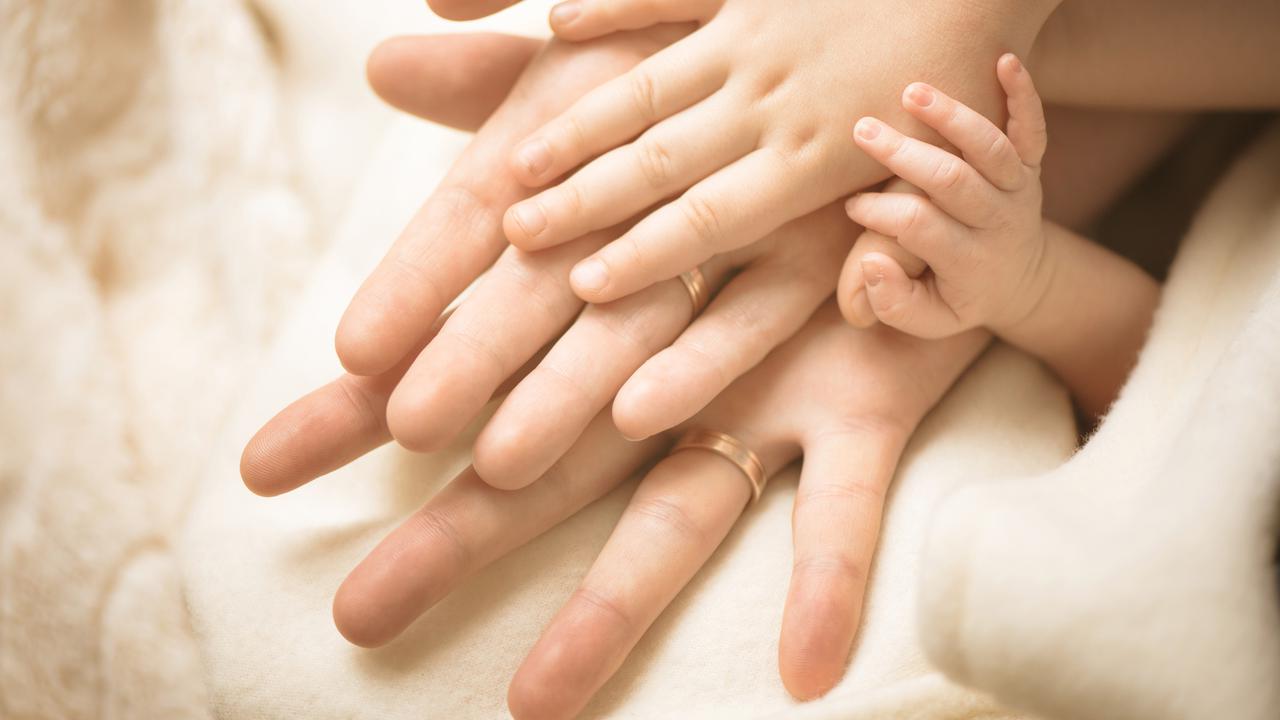 Руки родителей и детей