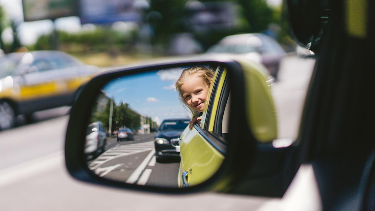 Жизнь без машин. Ребенок смотрит в зеркало машины. Фото машины через отражение. Baby Life машины.