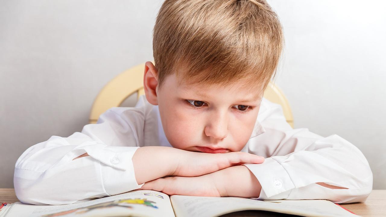 современные дети плохо читают. боязнь ошибиться. сложности с чтением у детей. ребенок за уроками. грустные дети в школе.