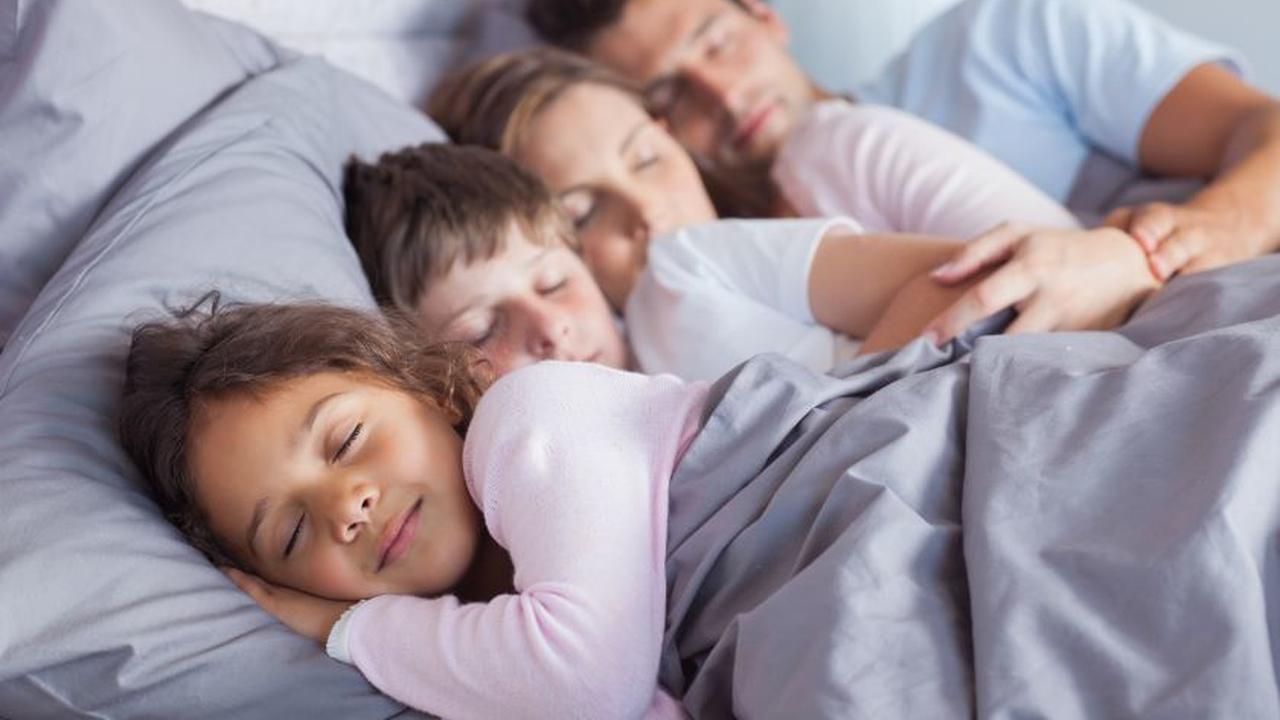 К чему снятся родители вместе. Здоровый сон семья. Семейный сон картинка. They are sleeping. Может ли подросток спать вместе с родителями.