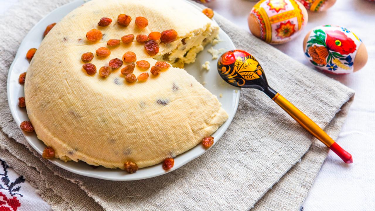 Пасха с конфетами коровка