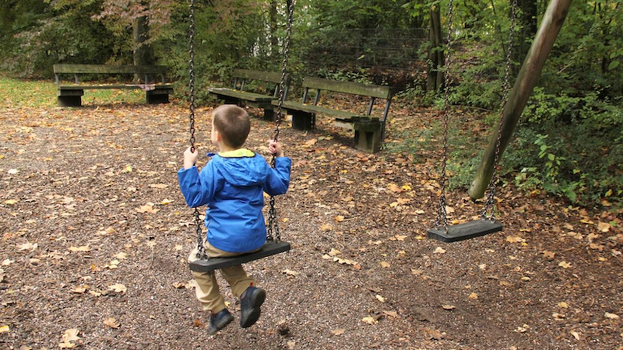 Детские площадки можно ли гулять. Мальчик качается на качелях в парке. Ребёнок прогулка цепь. Куртка на качели одна. Loneliness swinging.