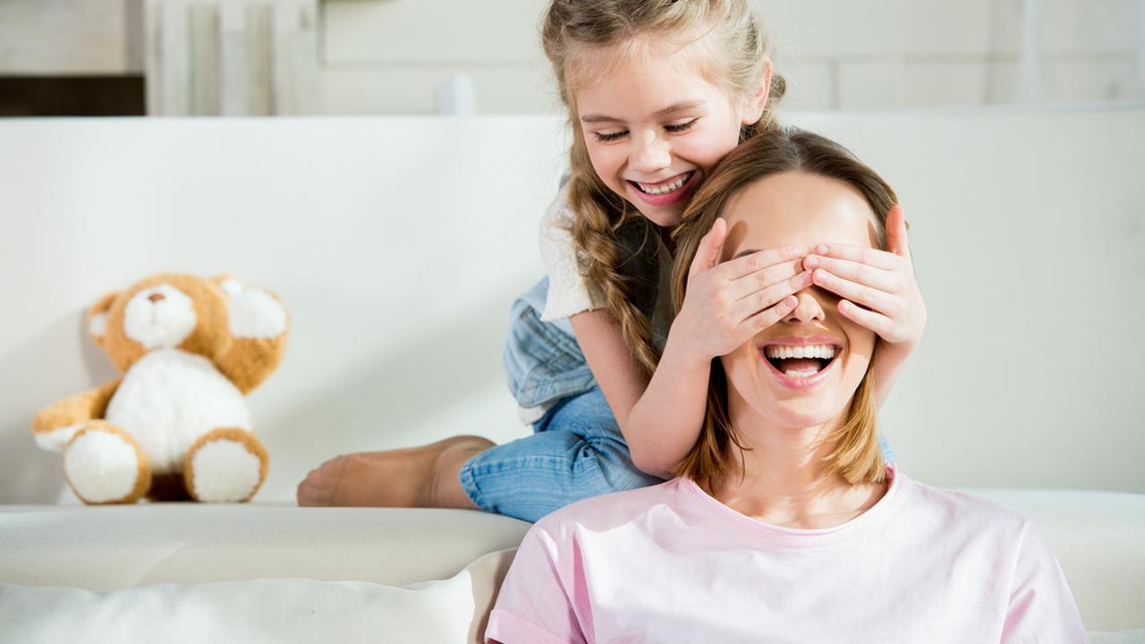 Мать одиночка с ребенком. Фотосессия младенцев. Мама после родов. Домашнее материнство. Одинокая женщина с ребенком.