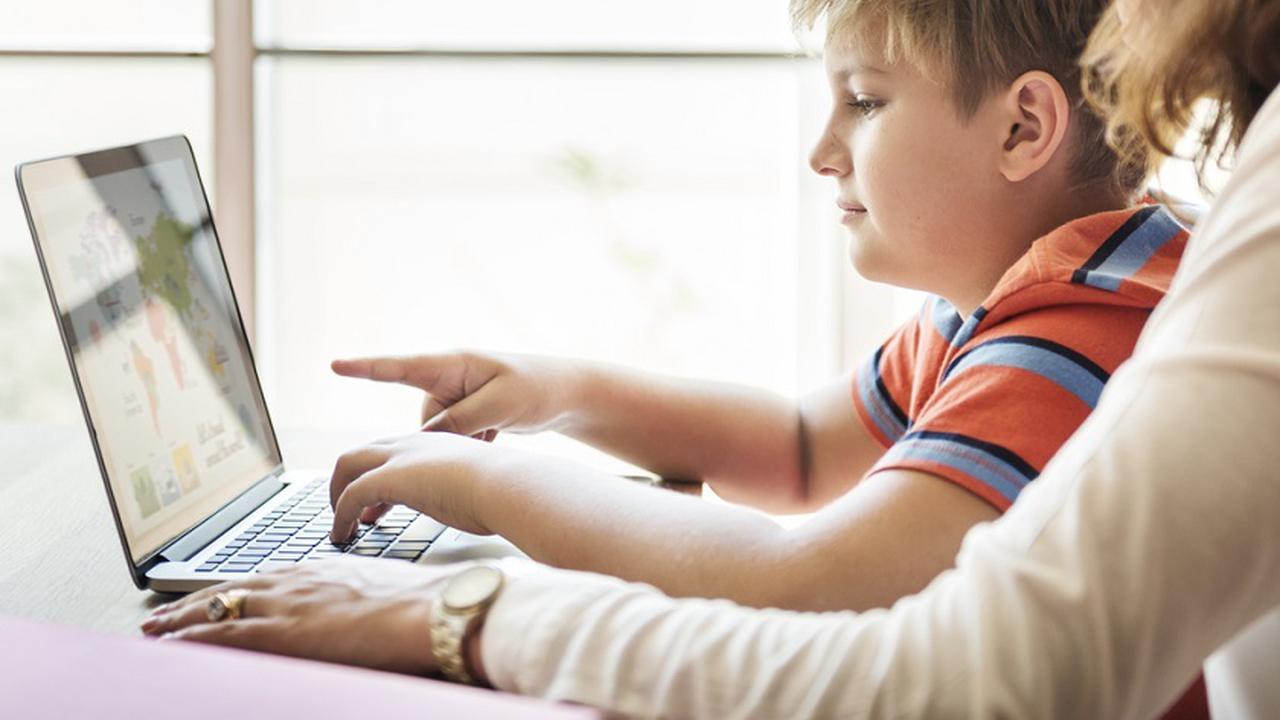 Детей переведут на дистанционное обучение 2024. Родители и дети за компьютером. Родители учат детей за компьютером. Ученик с ноутбуком. Школьник с мамой за компьютером.