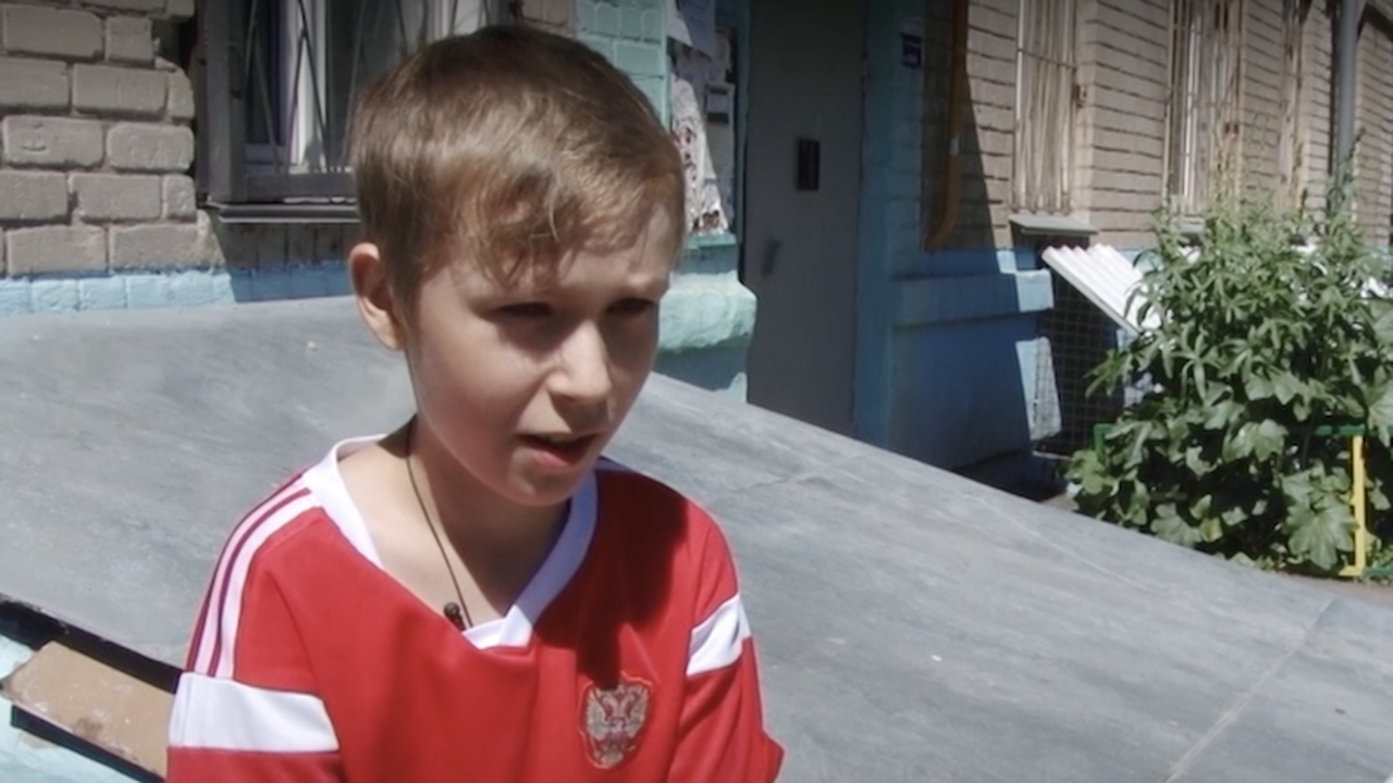 Сдать ребенка в детский дом. Мальчик в детском доме. Жизнь в детском доме. Как сдать в детдом. Сдать ребенка в детдом.