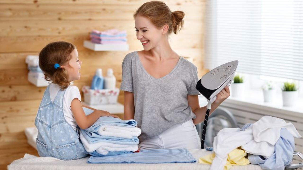 Фотосессия с детьми на кухне идеи. Красивая домохозяйка. Мать учит дочь готовить. Помощница в кухне по дому. Дочь домохозяйка.