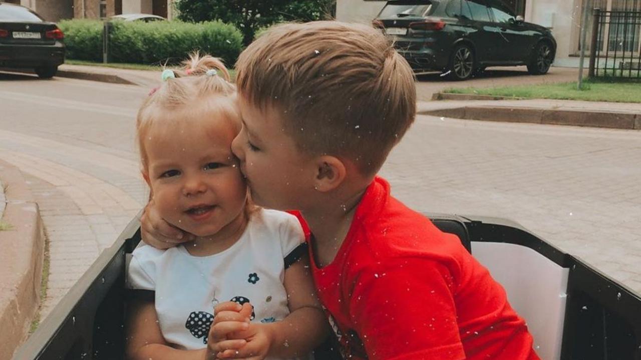 Папа обнимает сына. Отцы и дети. Родители и дети. Показать как сын. Воспитание ребенка.