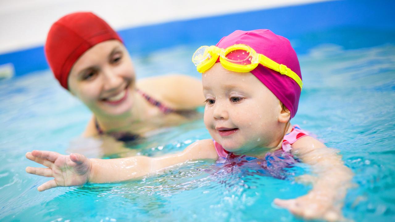 Забавное видео о малышах в бассейне - Летидор