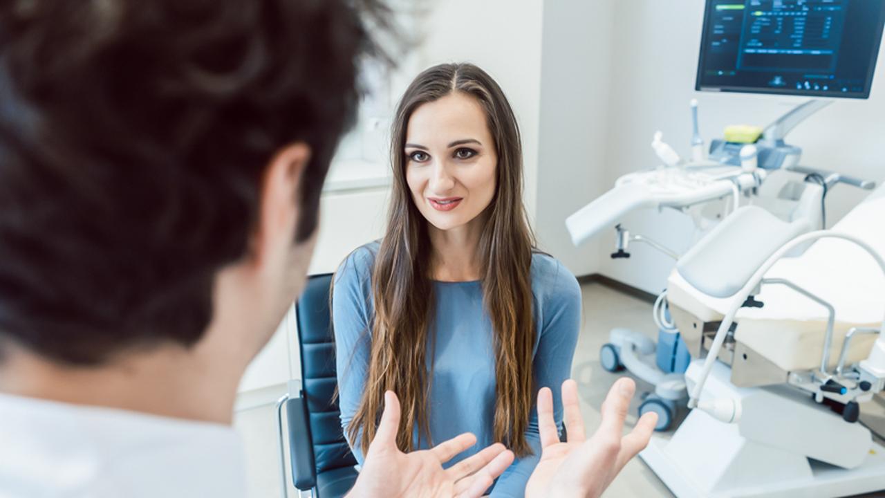 Гинекологическое обследование девочек. Девушка стесняется гинеколога. Девушка стесняется гинеколога. Мужчина на гинекологическом кресле. Гинекологическое обследование женщин.