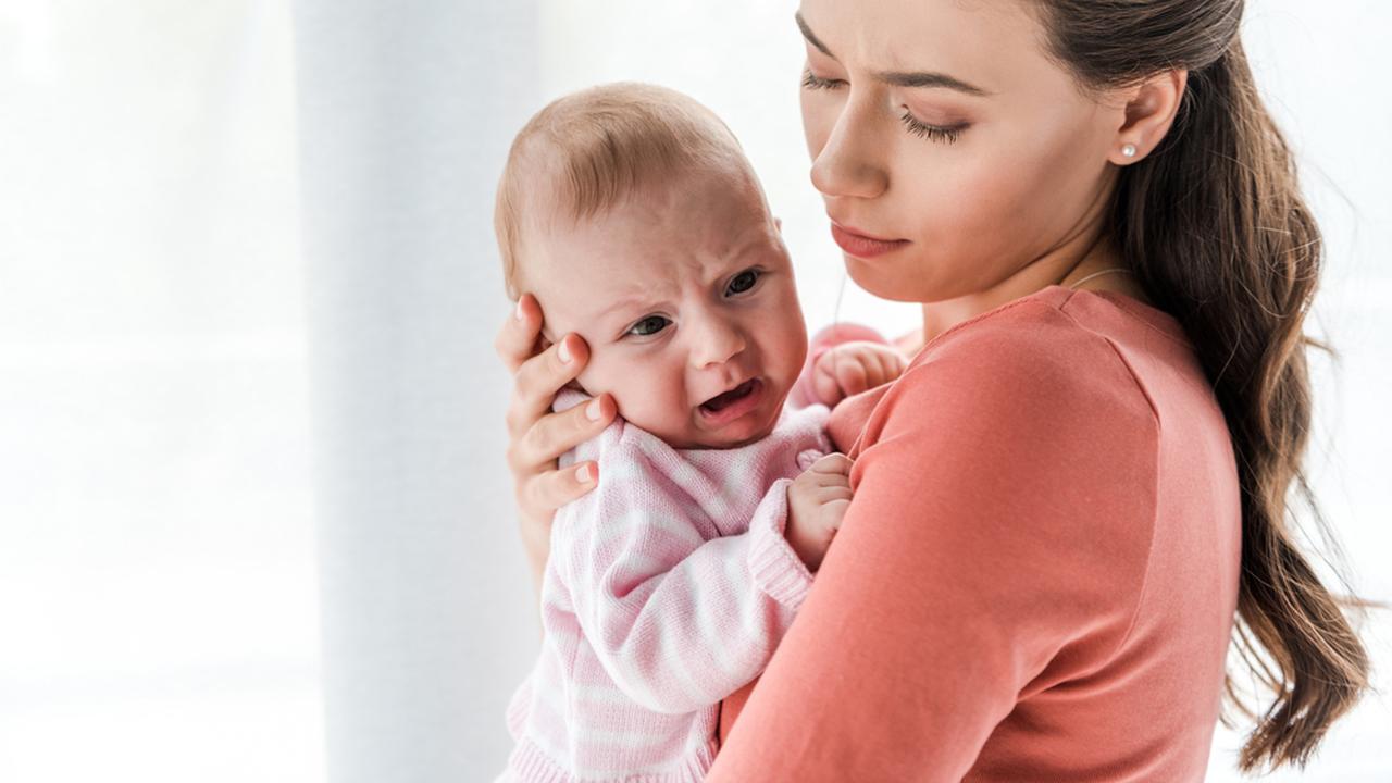 Виды мам. Ребенок упал мама успокаивает. A woman holding a crying child