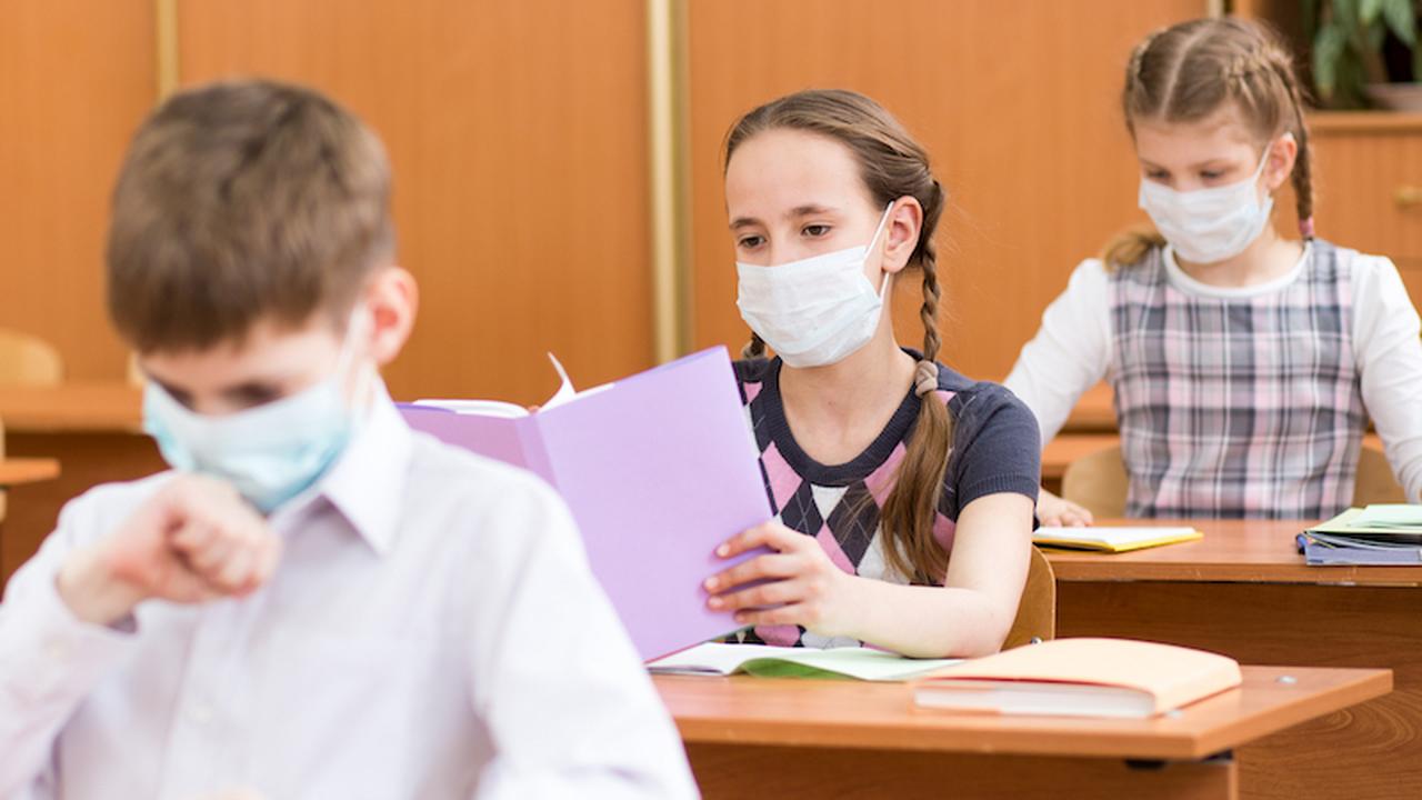 Дети в масках медицинских в школе