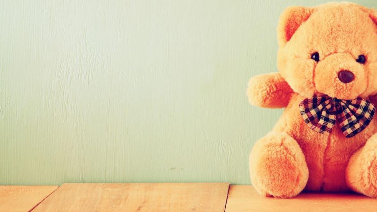 стул мишка. Teddy bear is on the shelf. мишка под полкой. коллаж плюшевый мишка ясельная группа. плюшевы мишка] а деревянном столе.