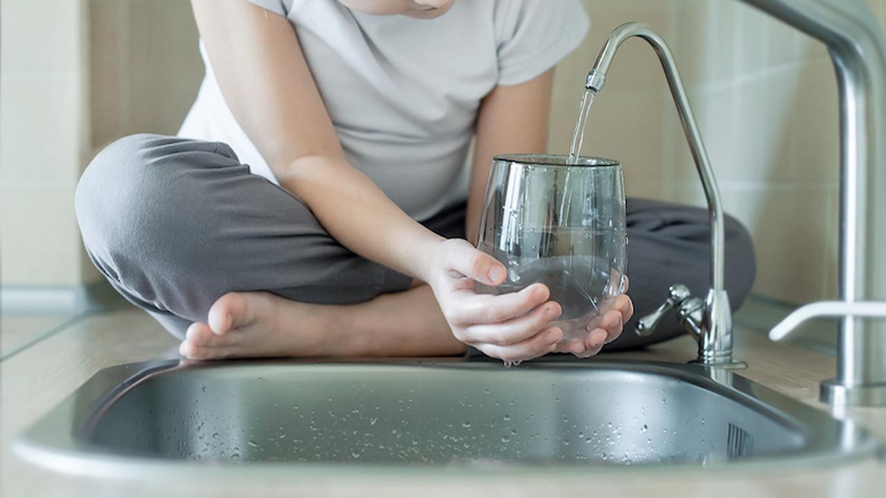 Лить воду. Девушка наливает воду. 18 наливает воду. Девушка пьет воду на кухне. Малыш пьет воду из под крана дома фото.