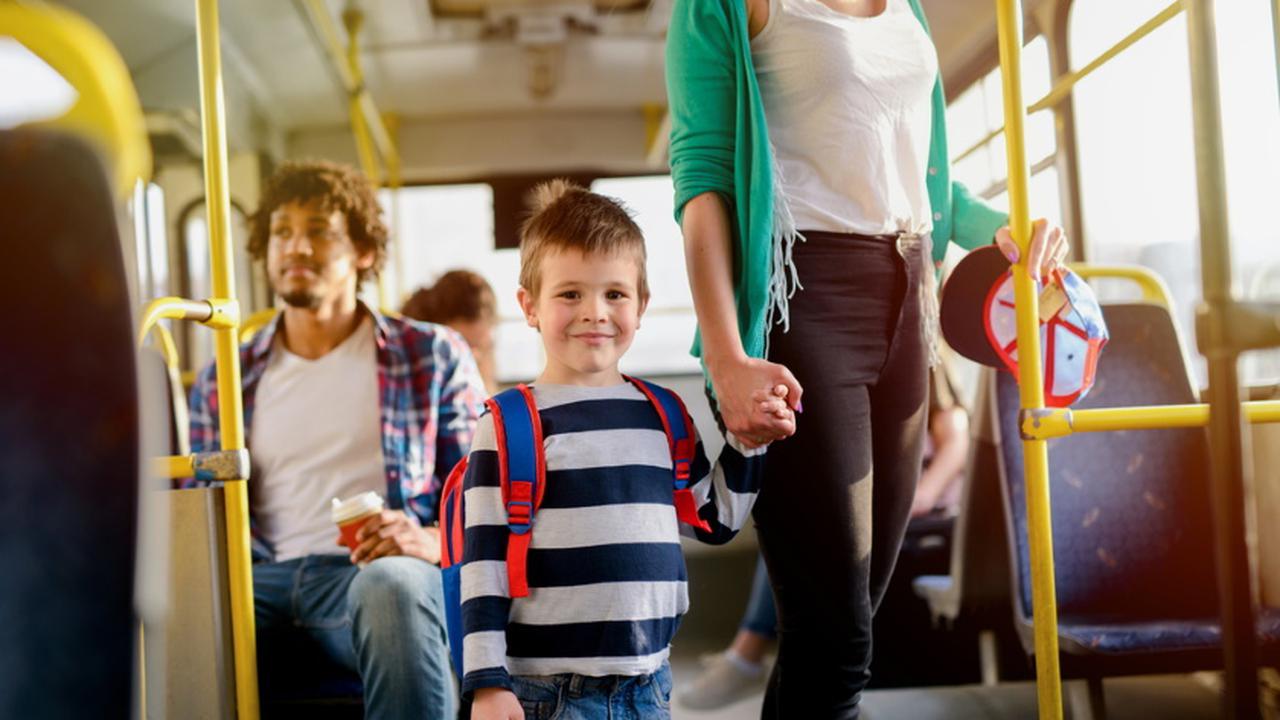 Бесплатный проезд в автобусе для детей. Общественный транспорт для детей. Мальчик в автобусе. Детям о транспорте. Уступить место в автобусе.