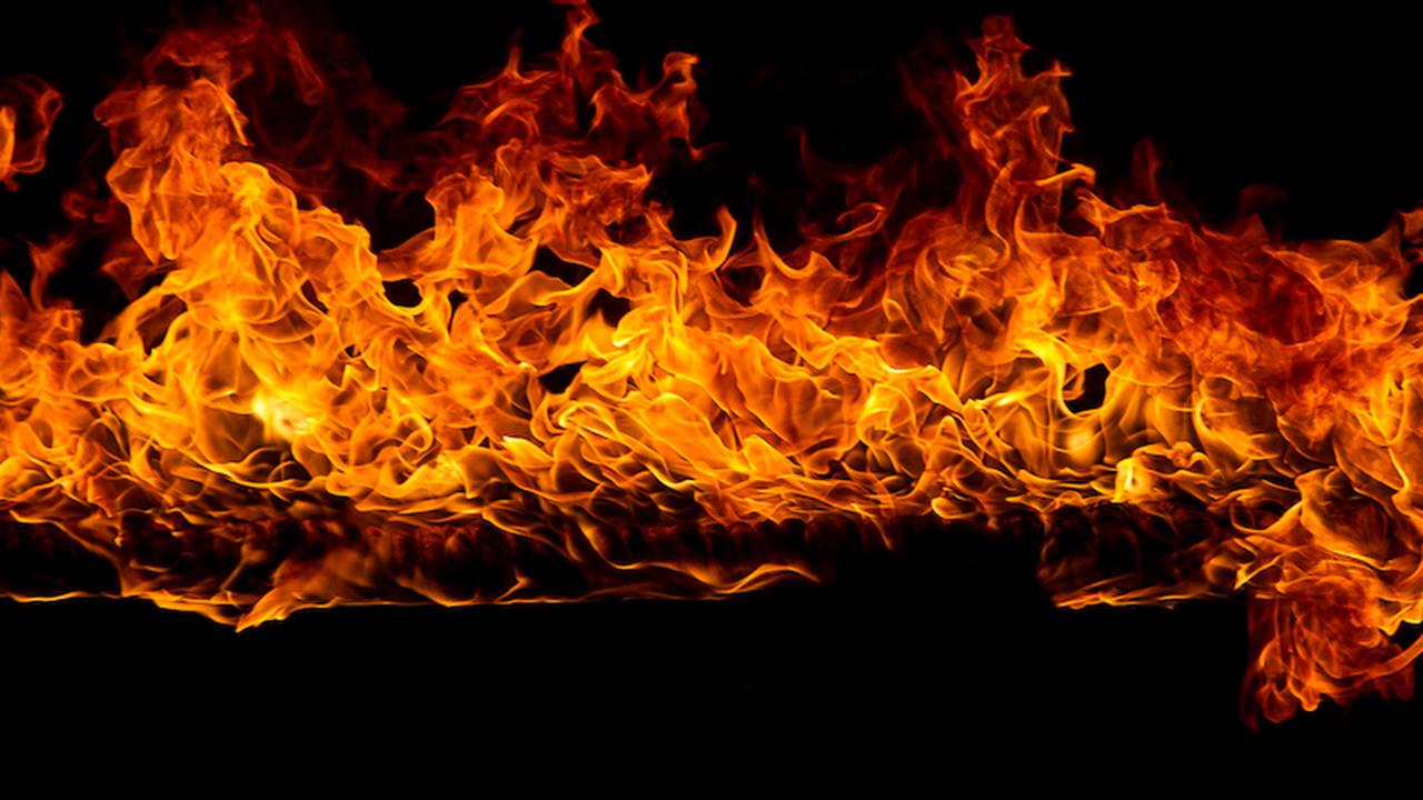 Фотообои огонь. Огонь фото без фона. Горящий бензин. Flame over.