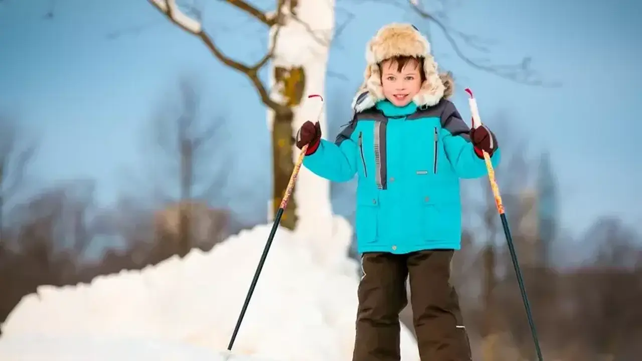 Юноша на лыжах