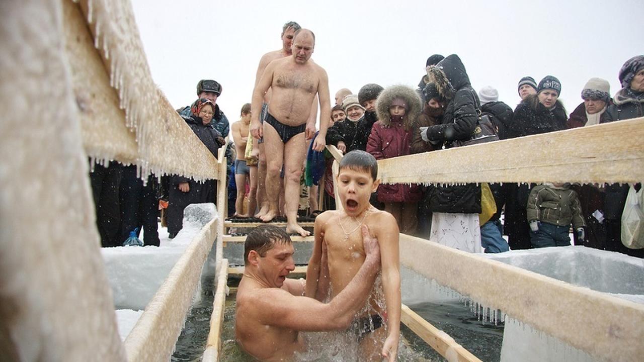 Голые парни в проруби