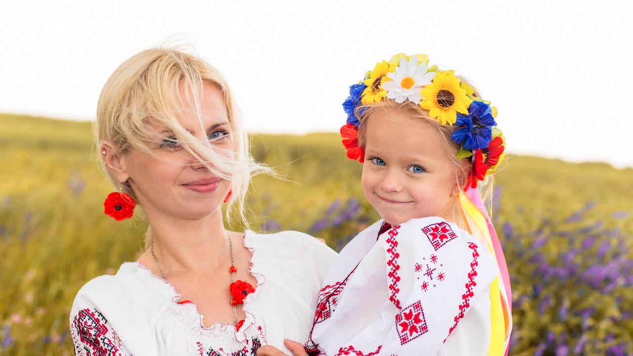 Матушка украина. Мама и Дочки в украинских нарядах. Украина мать. Украинские мама дочь. Мать и дочь украинские в национальной одежде.