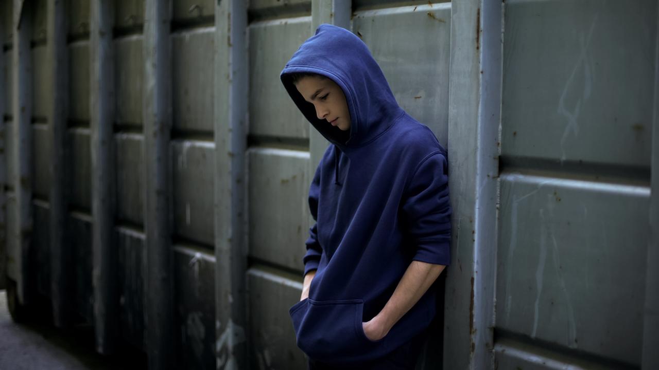 одинокий подросток. побег подростка из дома. потерянный подросток. одиночество подростков. мальчик заблудился в лесу.