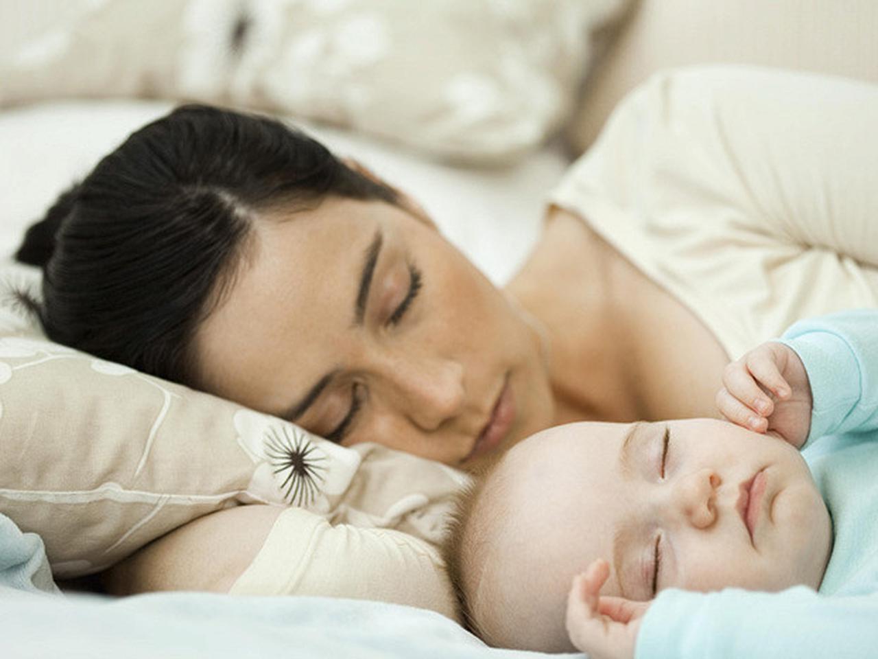 Мама и малыш спят вместе