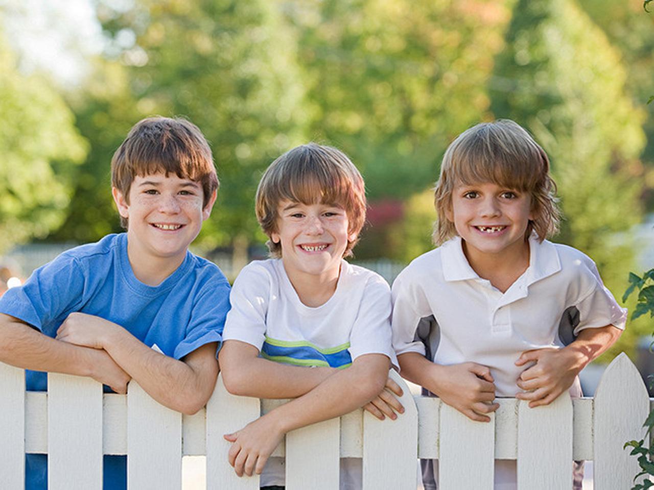 Фотосессия мальчиков друзей. Мальчик в парке. Друзья мальчики. Мальчик на улицы лондона. Три мальчика фотосессия.