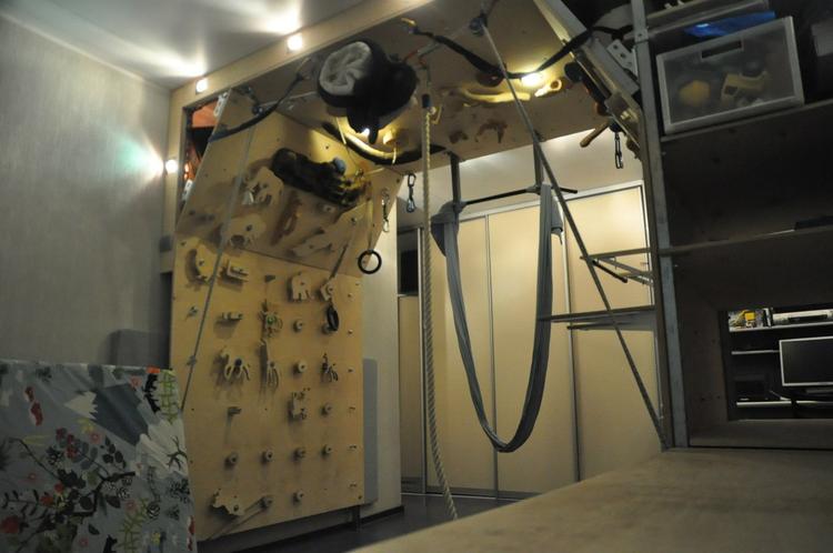 sportivnyj ugolok v kvartire i na ulice