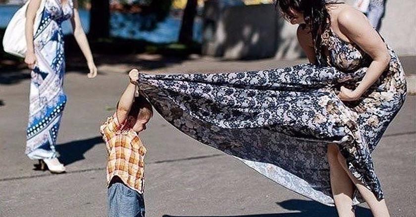 Обложка для статьи: 18 смешных фото про малышей, которые не смогли побороть любопытство